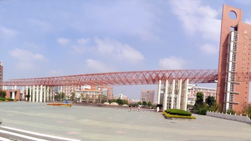 为了避免三极管过热，我们可以采取以下措施：